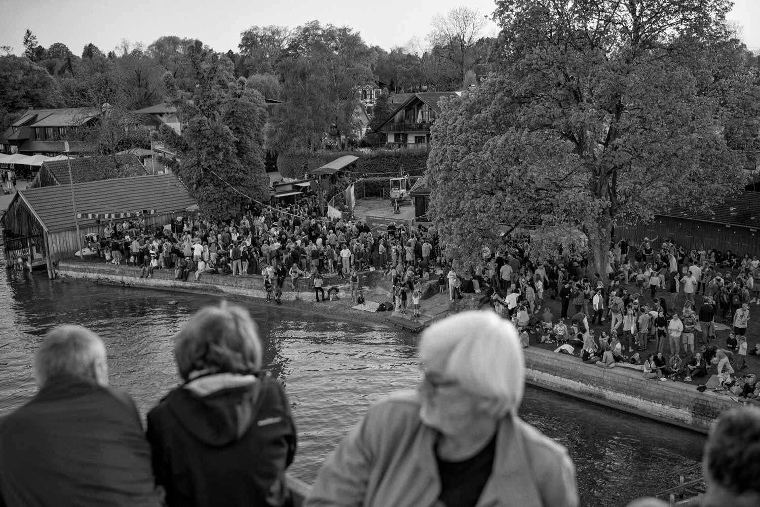 Liegewiese und See im Strandbad Utting